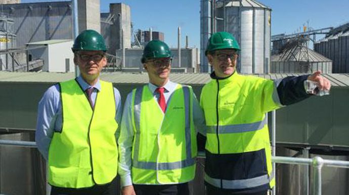 Alain Caekaert, directeur achats, innovation et commercial Malteurop (à g.), Olivier Parent, directeur général Malteurop et Trevor Perryman, directeur Malteurop Australie et Nouvelle-Zélande, lors de l'inauguration de l'extension de la malterie de Geelong, le 1er octobre. © F. BIAGGINI Alain Caekaert, directeur achats, innovation et commercial Malteurop (à g.), Olivier Parent, directeur général Malteurop et Trevor Perryman, directeur Malteurop Australie et Nouvelle-Zélande, lors de l'inauguratio