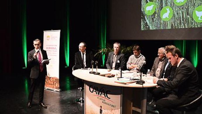 Pour son AG, la Cavac avait invité Vincent Chatellier de l'Inra (à droite) avec à ses côtés Olivier Mével, consultant en stratégie, face au président et aux vice-présidents du groupe et à Jacques Bourgeais, son directeur général, au micro, devant un parterre de 450 personnes dont 200 sociétaires. Pour son AG, la Cavac avait invité Vincent Chatellier de l'Inra (à droite) avec à ses côtés Olivier Mével, consultant en stratégie, face au président et aux vice-présidents du groupe et à Jacques Bourge