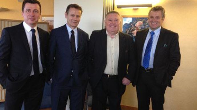 De gauche à droite, l'équipe dirigeante de l'activité jardins d'InVivo : Frédéric Guyot, directeur marketing et achats de Gamm vert, Jean-Pierre Dassieu, DG de Gamm vert et du pôle grand public d'InVivo, Alain Jolliet, DG de Nalod's et Thierry Blandinières, DG d'InVivo. © H. LAURANDEL De gauche à droite, l'équipe dirigeante de l'activité jardins d'InVivo : Frédéric Guyot, directeur marketing et achats de Gamm vert, Jean-Pierre Dassieu, DG de Gamm vert et du pôle grand public d'InVivo, Alain Joll