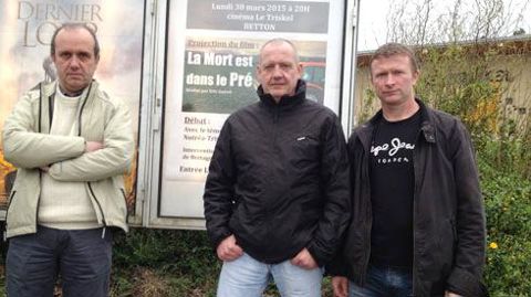 De gauche à droite, trois ex-salariés de Nutréa, Claude Le Guyader, Pascal Brigant et Laurent Guillou, devant l'affiche annonçant la soirée de soutien de Betton avec en préambule, la projection du film « La mort est dans le pré ». © H. LAURANDEL De gauche à droite, trois ex-salariés de Nutréa, Claude Le Guyader, Pascal Brigant et Laurent Guillou, devant l'affiche annonçant la soirée de soutien de Betton avec en préambule, la projection du film « La mort est dans le pré ». © H. LAURANDEL