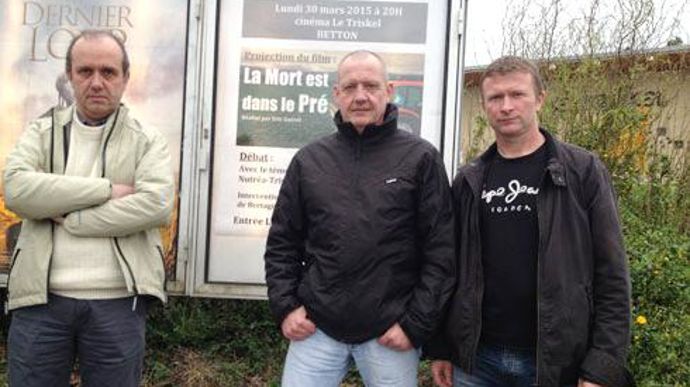 De gauche à droite, trois ex-salariés de Nutréa, Claude Le Guyader, Pascal Brigant et Laurent Guillou, devant l'affiche annonçant la soirée de soutien de Betton avec en préambule, la projection du film « La mort est dans le pré ». © H. LAURANDEL De gauche à droite, trois ex-salariés de Nutréa, Claude Le Guyader, Pascal Brigant et Laurent Guillou, devant l'affiche annonçant la soirée de soutien de Betton avec en préambule, la projection du film « La mort est dans le pré ». © H. LAURANDEL