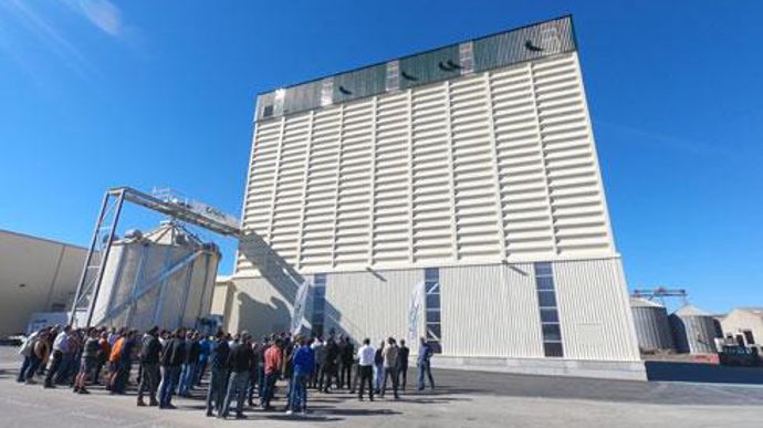 À Mouilleron-le-Captif en Vendée, la Cavac s'est équipée d'un stockage supplémentaire de 4 500 t, inauguré le 5 octobre, pour sa production de légumes secs en pleine expansion. À Mouilleron-le-Captif en Vendée, la Cavac s'est équipée d'un stockage supplémentaire de 4 500 t, inauguré le 5 octobre, pour sa production de légumes secs en pleine expansion.