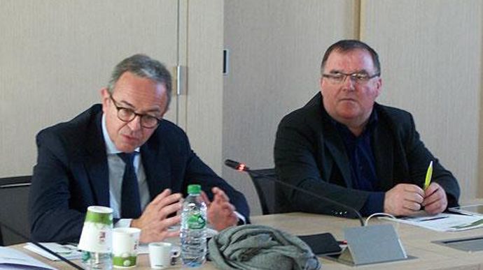 « Terrena va redistribuer 3,9 millions d'euros à ses adhérents au titre de l'exercice 2014 » ont indiqué Hubert Garaud (à droite) et Maxime Vandoni, président et directeur du groupe. © A. MABIRE « Terrena va redistribuer 3,9 millions d'euros à ses adhérents au titre de l'exercice 2014 » ont indiqué Hubert Garaud (à droite) et Maxime Vandoni, président et directeur du groupe. © A. MABIRE