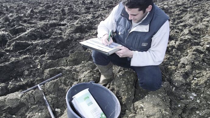 « Pour vous, les analyses de terre servent à... ? » L'une des 46 questions de l'enquête qui se boucle en une trentaine de minutes.C. WATIER