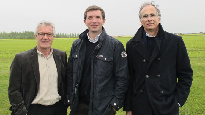  Jean Cheminon et Antoine Van de Velde, agriculteurs engagés dans le réseau fermes Dephy, et Luc Rivière, animateur du réseau « Grandes cultures en terres de craie », chez Vivescia. « Le moindre recours aux produits phytos et aux engrais est un objectif permanent, mais nous sommes avant tout des producteurs », déclare Antoine Van de Velde.M. COISNE