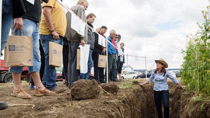 En Europe centrale, où Soufflet est présent avec les filières blé et orge, le négoce s'est déjà engagé depuis 2015 dans un projet de restauration de la fertilité des sols : le projet Soilteq. © SOUFFLET En Europe centrale, où Soufflet est présent avec les filières blé et orge, le négoce s'est déjà engagé depuis 2015 dans un projet de restauration de la fertilité des sols : le projet Soilteq. © SOUFFLET