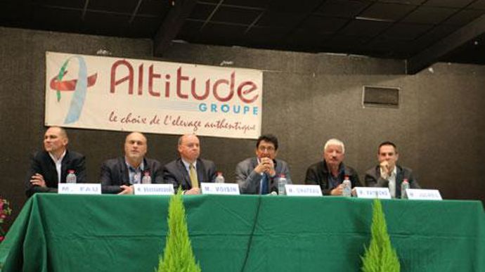 L'année 2014 est marquée par l'arrivée d'un nouveau directeur, Olivier Voisin (à gauche du président Jean-Pierre Chateau au micro), et un chiffre d'affaires en hausse de 3,5 %. © M. ROQUE MARMEYS L'année 2014 est marquée par l'arrivée d'un nouveau directeur, Olivier Voisin (à gauche du président Jean-Pierre Chateau au micro), et un chiffre d'affaires en hausse de 3,5 %. © M. ROQUE MARMEYS