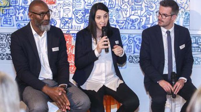 Laurent Cebarec (à gauche), spécialiste du recrutement digital chez Golden Bees, Yasmina Bousraou, DRH du groupe Arterris et Ludovic Bellenguez, enseignant chercher GRH Centre de carrière UniLaSalle, ont échangé le 18 octobre dans les murs du Purgatoire, à Paris. © MG Consultants Laurent Cebarec (à gauche), spécialiste du recrutement digital chez Golden Bees, Yasmina Bousraou, DRH du groupe Arterris et Ludovic Bellenguez, enseignant chercher GRH Centre de carrière UniLaSalle, ont échangé le 18 o