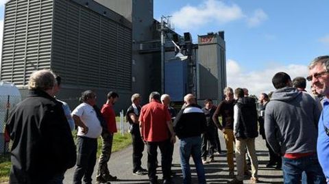 Une cinquantaine d'agriculteurs ont manifesté, le 16 octobre, devant le silo Agribio Union de Barcelonne-du-Gers­, mécontents de voir arriver du soja bio en provenance du Togo. © NEDIR DEBBICHE Une cinquantaine d'agriculteurs ont manifesté, le 16 octobre, devant le silo Agribio Union de Barcelonne-du-Gers­, mécontents de voir arriver du soja bio en provenance du Togo. © NEDIR DEBBICHE