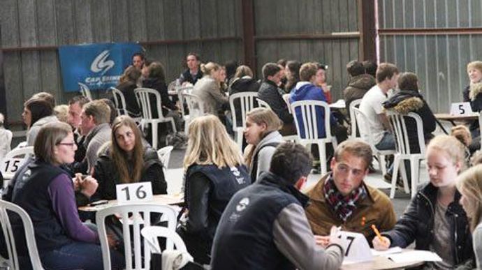 Autour d'une vingtaine de table, un ou deux représentants des différents métiers de la coopérative Cap Seine étaient chargés d'engager la conversation avec un petit groupe de trois ou quatre étudiants. © C. MICHEL Autour d'une vingtaine de table, un ou deux représentants des différents métiers de la coopérative Cap Seine étaient chargés d'engager la conversation avec un petit groupe de trois ou quatre étudiants. © C. MICHEL