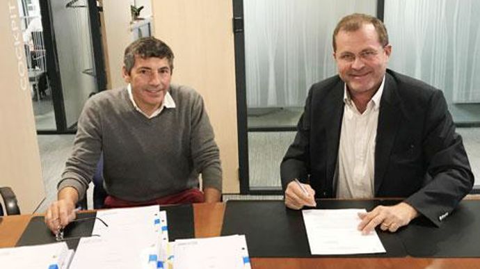 Hubert Sainsart, propriétaire d'Aegilops Applications (à gauche) et Laurent Martel, DG de Bioline Group, lors de la signature de l'acquisition de la start-up, le 25 octobre dernier à Paris. Hubert Sainsart, propriétaire d'Aegilops Applications (à gauche) et Laurent Martel, DG de Bioline Group, lors de la signature de l'acquisition de la start-up, le 25 octobre dernier à Paris.