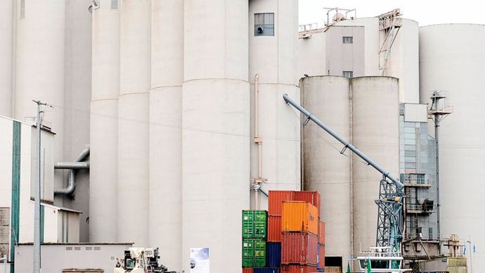 La navigation des péniches n'étant plus possible à partir de Nogent, Soufflet Agriculture doit acheminer 2 000 t par jour par camion vers Mouy-sur-Seine.G. ROLLE/REA
