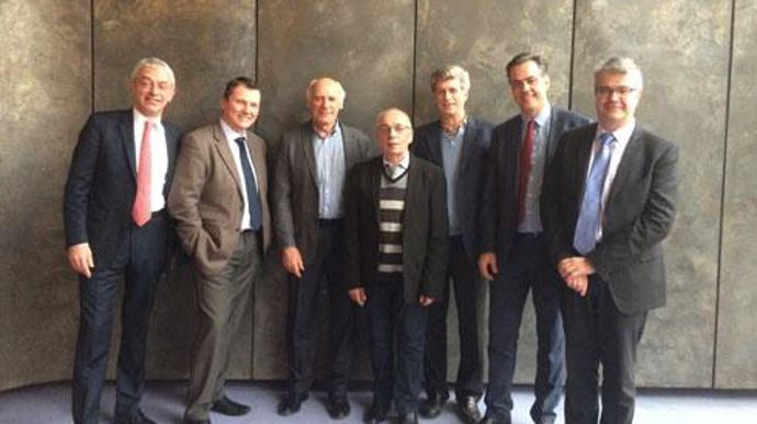 De gauche à droite, Mark Winn, directeur juridique (Neovia), Christophe de Boulogne, directeur exécutif des compléments nutritionnels (Neovia), Denis Savy, PDG d'Agranix, Jean-Pierre Hochard (Agranix), François Barbier (Ficoval), Tristan d'Hérouville, DG firmes services France (Neovia), Pascal Vieilledent (Eurohold). De gauche à droite, Mark Winn, directeur juridique (Neovia), Christophe de Boulogne, directeur exécutif des compléments nutritionnels (Neovia), Denis Savy, PDG d'Agranix, Jean-Pierr