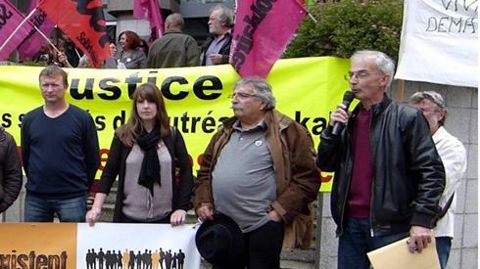 Le soutien se développe autour des ex-salariés de Nutréa, comme ici devant le tribunal de Saint-Brieuc lors de l'audience qui a débouché sur le verdict de faute non excusable. A gauche, Laurent Guillou, un des ex-salariés, et tout à droite, Serge Le Quéau, syndicaliste qui les accompagne depuis 2010 et animateur du comité de soutien. Le soutien se développe autour des ex-salariés de Nutréa, comme ici devant le tribunal de Saint-Brieuc lors de l'audience qui a débouché sur le verdict de faute non