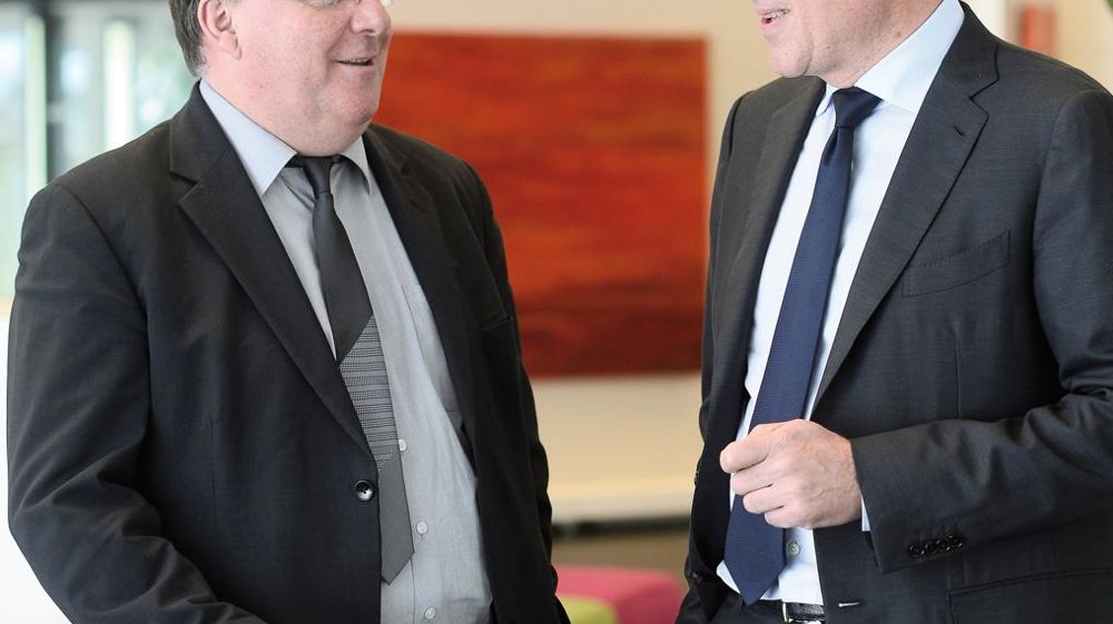 4 683 M€, c'est le chiffre d'affaires 2014 de Terrena, annoncé par le DG Maxime Vandoni (à droite) et le président Hubert Garaud. L'entrée dans le groupe d'Ackerman (Maine-et-Loire), de Bretaudeau et de Val Nantais (Loire-Atlantique) a permis de stabiliser ce chiffre au niveau 2013 (4 668 M€). A périmètre constant et sous le coup de la baisse du prix des matières premières agricoles, Terrena aurait vu son chiffre d'affaires reculer de 75,6 M€.B. DES GAYETS/TERRENA 4 683 M€, c'est le chiffre d'affaires 2014 de Terrena, annoncé par le DG Maxime Vandoni (à droite) et le président Hubert Garaud. L'entrée dans le groupe d'Ackerman (Maine-et-Loire), de Bretaudeau et de Val Nantais (Loire-Atlantique) a permis de stabiliser ce chiffre au niveau 2013 (4 668 M€). A périmètre constant et sous le coup de la baisse du prix des matières premières agricoles, Terrena aurait vu son chiffre d'affaires reculer de 75,6 M€.B. DES GAYETS/TERRENA