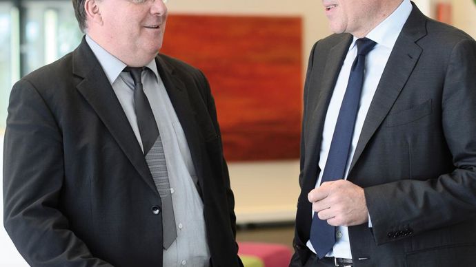 4 683 M€, c'est le chiffre d'affaires  2014 de Terrena, annoncé par le DG Maxime Vandoni (à droite) et le président Hubert Garaud. L'entrée dans le groupe d'Ackerman (Maine-et-Loire), de Bretaudeau et de Val Nantais (Loire-Atlantique) a permis de stabiliser ce chiffre au niveau 2013 (4 668 M€). A périmètre constant et sous le coup de la baisse du prix des matières premières agricoles, Terrena aurait vu son chiffre d'affaires reculer de 75,6 M€.B. DES GAYETS/TERRENA