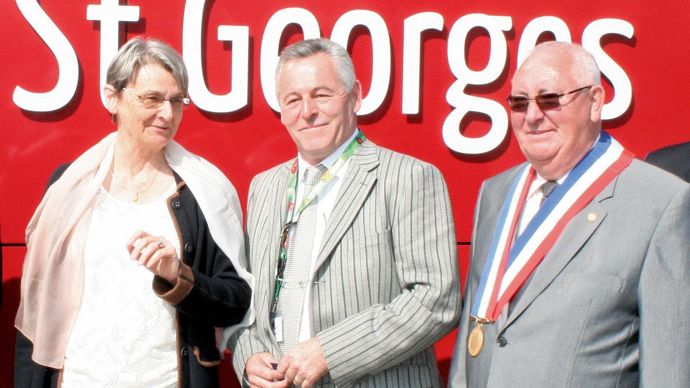 Frédéric Carré au centre, entre la sous-préfète et le maire de Gouy-sous-Bellone, lors de l'inauguration de la ferme pilote, baptisée aussi Espace St Georges, du nom du saint patron du village.B. CAILLIEZ