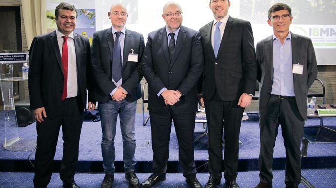 Lors de la journée du 30 janvier, IBMA France a présenté son nouveau bureau, en présence du ministre de l'Agriculture.De gauche à droite : Denis Longevialle (IBMA), Frédéric Favrot (Koppert France), Stéphane Travert, ministre de l'Agriculture, Antoine Meyer (Sumiagro)et Ronan Goffe (Certis).