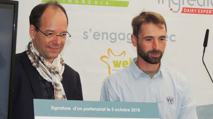 L'objectif est d'« aller encore plus loin en matière de bien-être animal avec nos adhérents », soulignait le président de Prospérité fermière, Samuel Bar (à dr.), lors de la signature du partenariat avec Ghislain Zuccolo, DG de Welfarm.INGREDIA