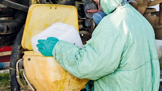 En France, un tiers des surfaces en blé et colza recevraient du glyphosate.J. - M. NOSSANT