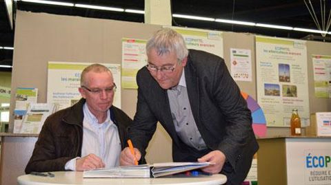 Denis Pelé (à gauche) et Jean-Marie Gabillaud, respectivement président de Négoce Ouest et de Coop de France Ouest, lors de la signature de la charte au Sival 2017, à Angers. © A. MABIRE Denis Pelé (à gauche) et Jean-Marie Gabillaud, respectivement président de Négoce Ouest et de Coop de France Ouest, lors de la signature de la charte au Sival 2017, à Angers. © A. MABIRE