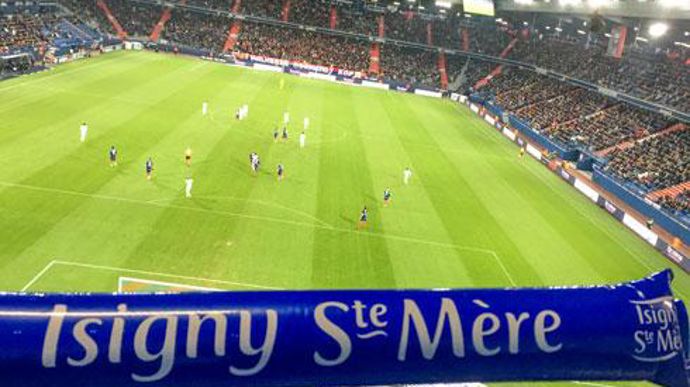 Selon la coopérative d'Isigny, 1 000 salariés et 500 éleveurs ont répondu à l'invitation pour assister ensemble au match Caen-Rennes, samedi 3 novembre. Selon la coopérative d'Isigny, 1 000 salariés et 500 éleveurs ont répondu à l'invitation pour assister ensemble au match Caen-Rennes, samedi 3 novembre.