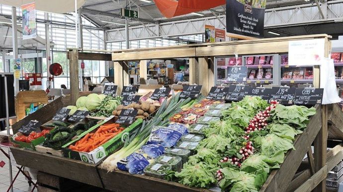 50 % des produits alimentaires proposés seront achetés localement. Les fruits et légumes seront fournis par un grossiste de Langon (Gironde). 50 % des produits alimentaires proposés seront achetés localement. Les fruits et légumes seront fournis par un grossiste de Langon (Gironde).