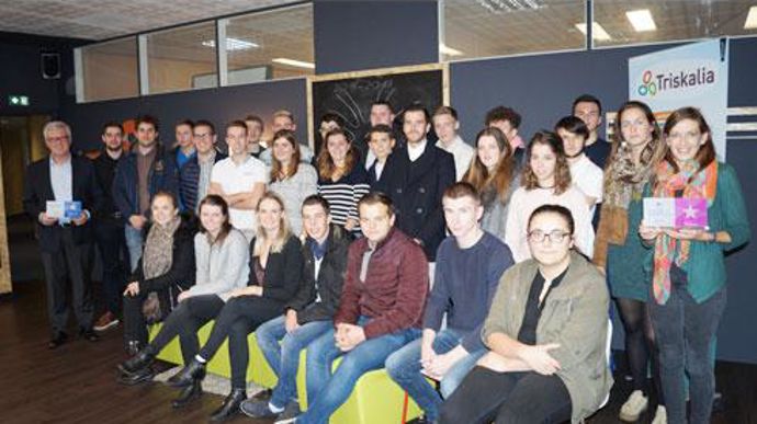 Frédéric Soudon (à g.), directeur des ressources humaines, Marine Kermarrec (3e en partant de la gauche, au premier plan), en charge des alternants au service RH, et Louise Girard (à dr.), chargée de recrutement, ont accueilli les nouveaux alternants lors des journées d'intégration. Frédéric Soudon (à g.), directeur des ressources humaines, Marine Kermarrec (3e en partant de la gauche, au premier plan), en charge des alternants au service RH, et Louise Girard (à dr.), chargée de recrutement, ont