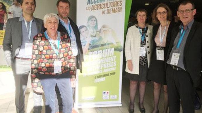 De gauche à droite, Sébastien Neveux, délégué régional Négoce Ouest, Marie-Michèle Cottebrune de la Draaf Normandie, Vincent Morantin de la Draaf-SRFD Bretagne, Christine Dimeglio de la Draaf Bretagne, Lucie Martin de la FC2A et Martial Loiret de la Draaf-SRFD Pays de la Loire. © H. LAURANDEL