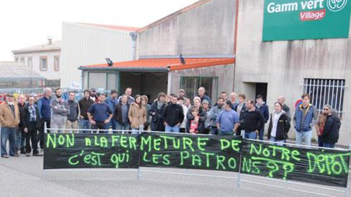 Une quarantaine d'adhérents d'Arterris se sont réunis, le 7 novembre, pour manifester contre la fermeture du magasin Gamm vert et du dépôt d'appro de Saissac, dans l'Aude. © Amaël François/La Dépêche du Midi Une quarantaine d'adhérents d'Arterris se sont réunis, le 7 novembre, pour manifester contre la fermeture du magasin Gamm vert et du dépôt d'appro de Saissac, dans l'Aude. © Amaël François/La Dépêche du Midi