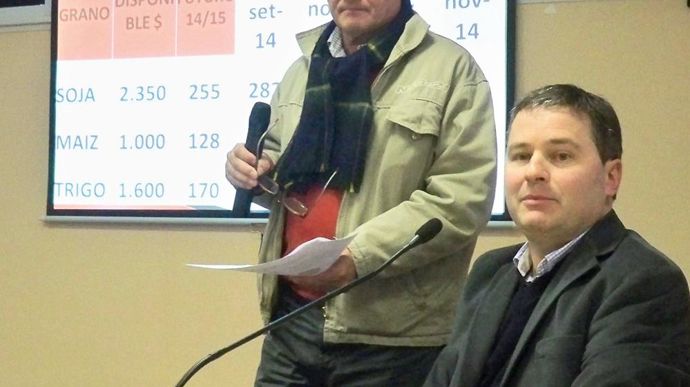 Raúl Salvioni (debout), chef du service agronomique de la coopérative Ramallo, et Fabricio Calderón, DG, commentent les cours du soja à Buenos Aires et à Chicago dans un contexte baissier.Photos M.-H. ANDRÉ