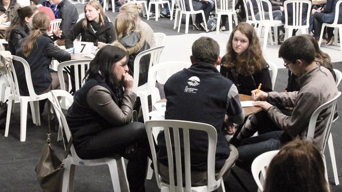 Avec le speed meeting, les petits groupes favorisent l'échange de proximité.C. MICHEL