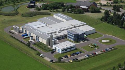Le site industriel de Rotkäppchen est basé à Lumpzig, sur le territoire de l'ex-Allemagne de l'Est à une encablure de la Pologne et de la république Tchèque. Le site industriel de Rotkäppchen est basé à Lumpzig, sur le territoire de l'ex-Allemagne de l'Est à une encablure de la Pologne et de la république Tchèque.