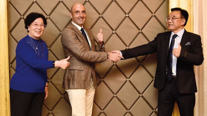 Zhong Xiuzhen, cofondatrice de Sanpo, Hubert de Roquefeuil, président de Neovia et Jiang Zhize, cofondateur de Sanpo, lors de la signature du protocole d'accord.