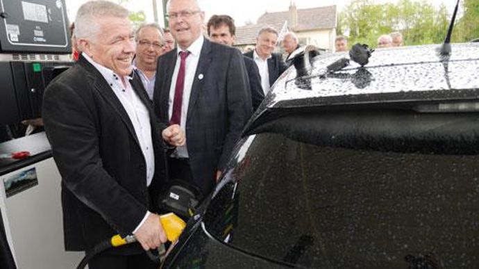 De gauche à droite : Nicolas Urbano, maire de Fontaine-Française, Marc Patriat et Pierre Guez, président et directeur général du groupe Dijon céréales. © Dijon céréales De gauche à droite : Nicolas Urbano, maire de Fontaine-Française, Marc Patriat et Pierre Guez, président et directeur général du groupe Dijon céréales. © Dijon céréales