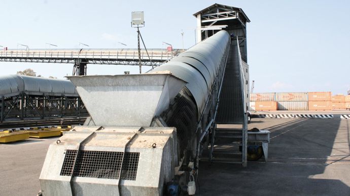 Sur les quais du port de Brindisi, un convoyeur de 1,2 km achemine le sucre roux vers le site industriel pour l'approvisionner en sucre non raffiné.B. CAILLIEZ