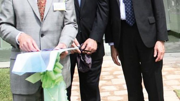 Bernard Ravel, directeur du site, Rick Turner, directeur mondial des semences blé et colza et Franck Garnier, président de Bayer France.B. CAILLIEZ