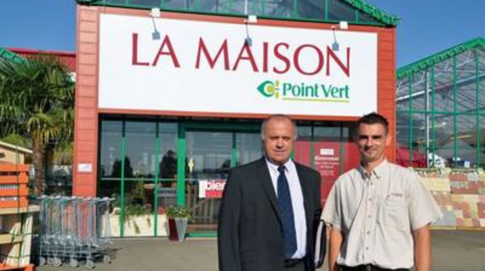 Pascal Beuve (à gauche), directeur de la branche distribution rurale d'Agrial et Christophe Fournier, responsable du magasin de Trangé. « Nous constatons l'arrivée d'une nouvelle clientèle jeune. »J.-C. BALLANDONNE