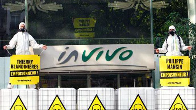 Greenpeace demande à InVivo de « cesser immédiatement la vente des pesticides les plus dangereux pour la santé humaine ». © Nicolas Chauveau/Greenpeace Greenpeace demande à InVivo de « cesser immédiatement la vente des pesticides les plus dangereux pour la santé humaine ». © Nicolas Chauveau/Greenpeace