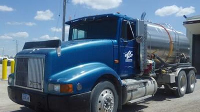 River Valley totalise, aujourd'hui, 25 semi-remorques, 60 pulvérisateurs, 800 petites cuves à ammoniac anhydre, 45 fertilisateurs-enfouisseurs, 155 pick-up et 26 terragators.