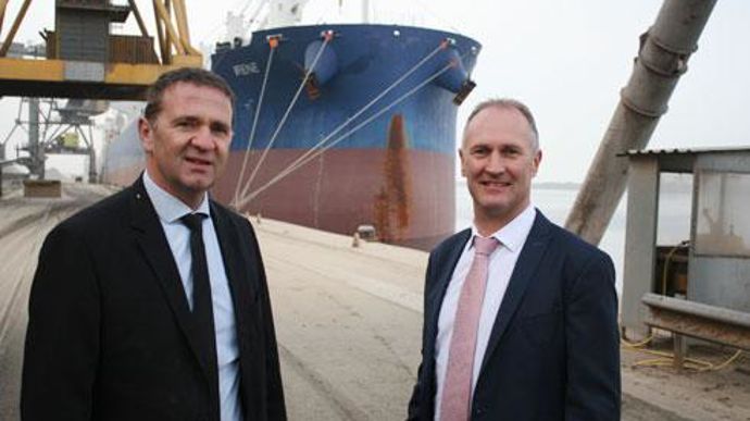 Laurent Bué, président de Nord Céréales et Joël Ratel, DG : « Dans l'immédiat, nous allons acquérir un bâtiment pour le stockage des engrais de 4990 t et nous allons y installer une ligne d'ensachage de big-bag de 600 kg qui sera opérationnelle en juillet 2019. » © B. CAILLIEZ Laurent Bué, président de Nord Céréales et Joël Ratel, DG : « Dans l'immédiat, nous allons acquérir un bâtiment pour le stockage des engrais de 4990 t et nous allons y installer une ligne d'ensachage de big-bag de 600 kg q