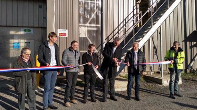 Jean-Claude Virenque (aux ciseaux), président de Solevial et d'Unicor, inaugure la nouvelle usine, entouré de René Moreno (à sa gauche), conseiller régional d'Occitanie, et de David Rodriguez, maire de Banassac. © UNICOR