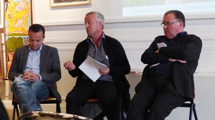 De gauche à droite, Julien Frémont, éleveur impliqué dans la démarche Eco-Méthane, Gérard Guilbaud, agriculteur et membre du bureau du conseil d'administration du groupe Terrena, et Hubert Garaud, le président. © M. COISNE De gauche à droite, Julien Frémont, éleveur impliqué dans la démarche Eco-Méthane, Gérard Guilbaud, agriculteur et membre du bureau du conseil d'administration du groupe Terrena, et Hubert Garaud, le président. © M. COISNE