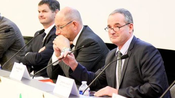 « Notre plan silos à l'horizon 2025 doit à la fois combler notre manque de capacité de stocka­ge à la récolte et nous permettre de mieux alloter pour viser des marchés de qualité rémunérateurs », a souligné Pascal Desvages (à droite), le président de la coopérative de Creully. © A. DUFUMIER « Notre plan silos à l'horizon 2025 doit à la fois combler notre manque de capacité de stocka­ge à la récolte et nous permettre de mieux alloter pour viser des marchés de qualité rémunérateurs », a souligné P