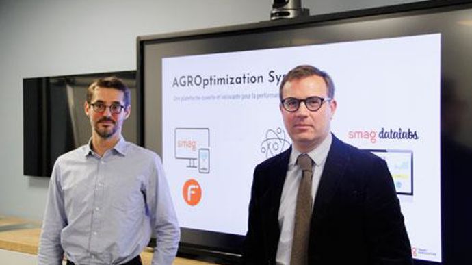 Le 29 novembre, Jean Huguet, chef de produit (à g.) et Didier Robert, directeur général, ont présenté l'AgrOptimization System, composé de trois nouvelles solutions. © L. PETIT 