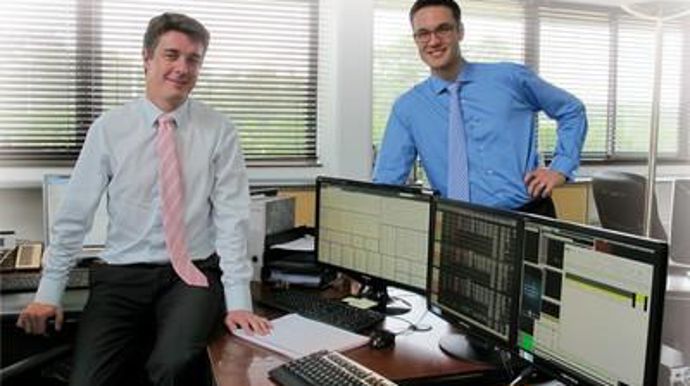 Guillaume Van de Velde, directeur de Ceremis, et Rémi Paccou, négociateur sur le marché à terme chez Inter-courtage, devant les écrans de ce dernier. « Les risques d'erreurs lors des transferts de données sont minimisés. »R. FOURREAUX