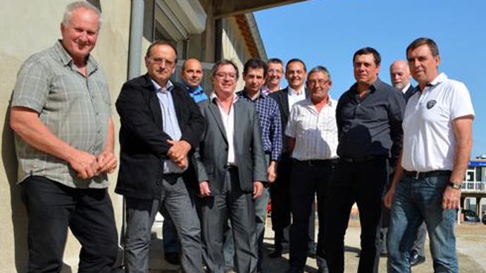 Les membres de l'union Grains de Soleil, avec au premier plan : son président Pierre Volle (3e en partant de la gauche) et les deux nouveaux adhérents, Serge Vernet (2e à gauche) et Alain Chapuis (2e en partant de la droite), président respectivement de GPS et Alpilles céréales. Les membres de l'union Grains de Soleil, avec au premier plan : son président Pierre Volle (3e en partant de la gauche) et les deux nouveaux adhérents, Serge Vernet (2e à gauche) et Alain Chapuis (2e en partant de la dro