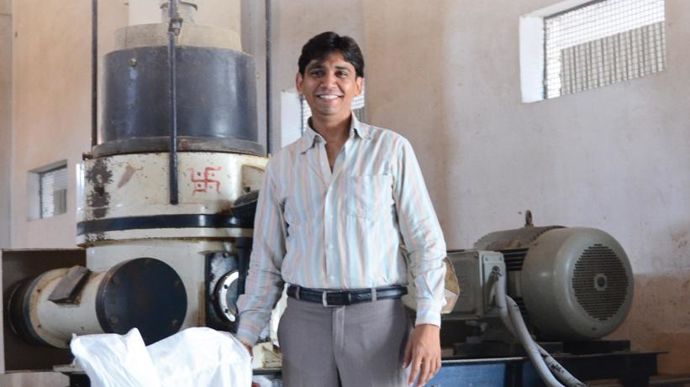 Le dirigeant Rajhen Agarwwal devant la presse.« Je rédige la fiche de formulation avec le client. »Y. BOLOH