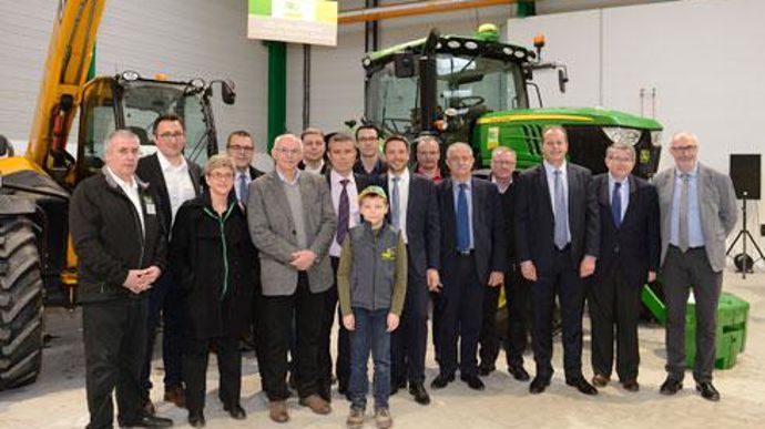 A l'inauguration du 4 février, Didier Lemarquis, directeur du pôle Agroéquipement du groupe Cal (à droite), Rémi Hanot (3e en partant de la droite), DG de John Deere France, Eric Chrétien, DG du groupe Cal (2e en partant de la gauche au deuxième rang) et Jean-Paul Marchal, président (3e, au 1er rang). A l'inauguration du 4 février, Didier Lemarquis, directeur du pôle Agroéquipement du groupe Cal (à droite), Rémi Hanot (3e en partant de la droite), DG de John Deere France, Eric Chrétien, DG du gr