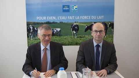 A gauche, Christian Couilleau, directeur général d'Even, signe une convention de partenariat avec Martin Gutton, directeur général de l'Agence de l'eau Loire-Bretagne. A gauche, Christian Couilleau, directeur général d'Even, signe une convention de partenariat avec Martin Gutton, directeur général de l'Agence de l'eau Loire-Bretagne.